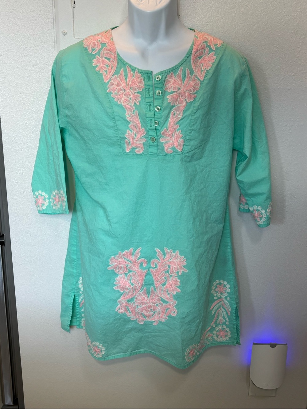 CHANCES R Sea Green w/Pink & White Embroidered Detail 100% Cotton Size L